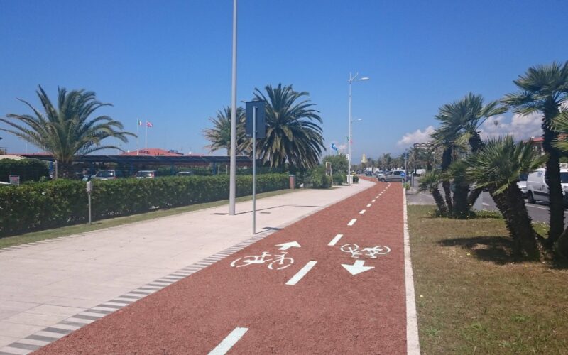 Ciclovia Tirrenica, via ai lavori: parte la riqualificazione della ciclabile del Lungomare di Lido