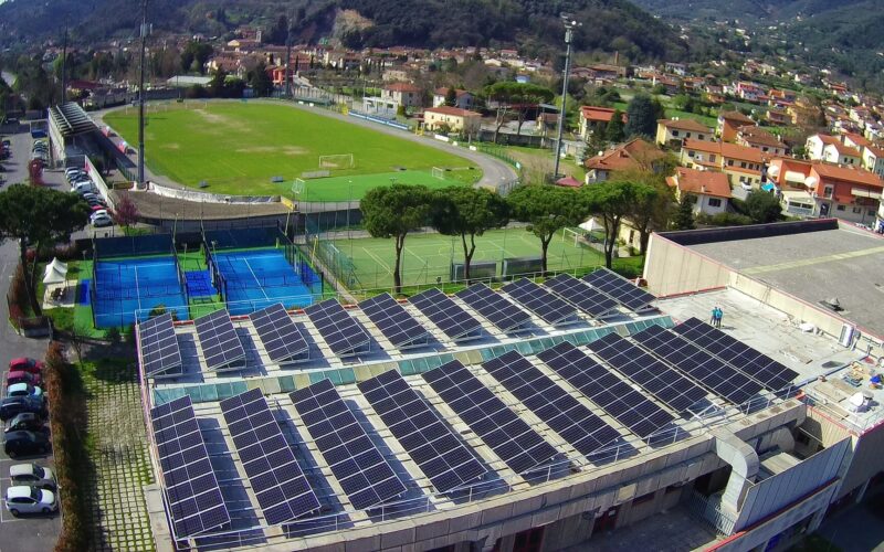 Nuovo impianto fotovoltaico per il Palasport di Camaiore: 150 pannelli per l’autosufficienza energetica del ‘palazzetto’