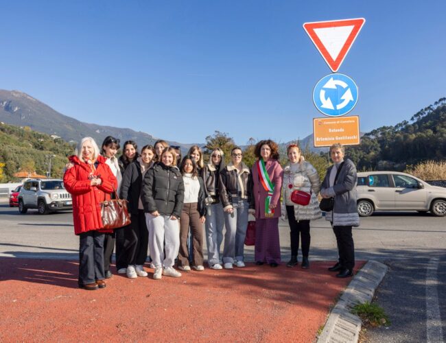 Nasce a Camaiore la Rotatoria “Artemisia Gentilischi”